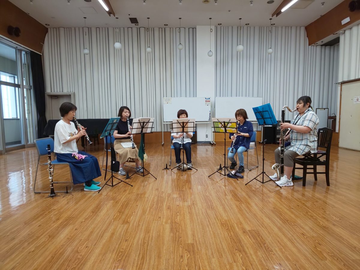 若干緊張しながら合わせをする中級者アンサンブル・チームぞうさんのメンバー