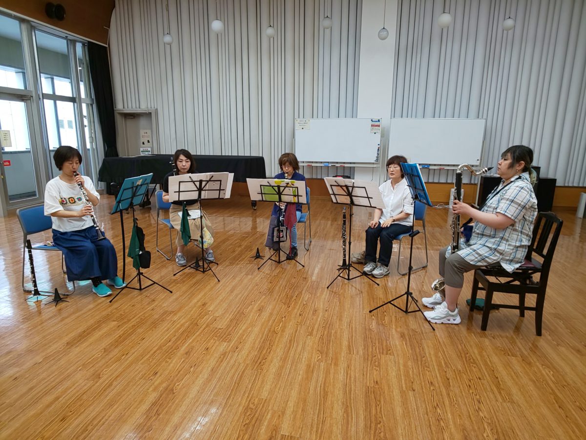 各自気になる部分を練習する中級者アンサンブル・チームぞうさんのメンバー