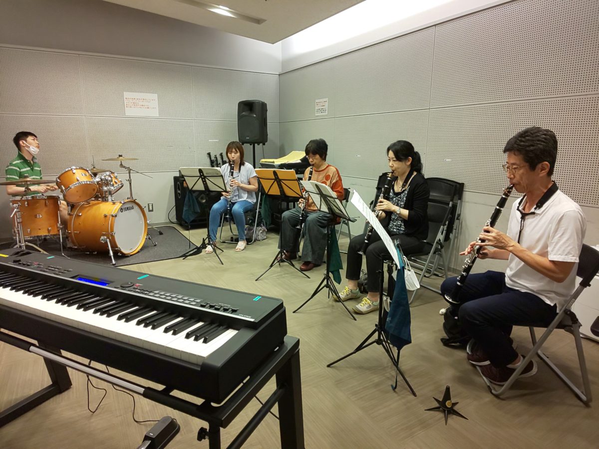 ベース抜きで寂しいものの演奏を楽しむバンドアンサンブルメンバー
