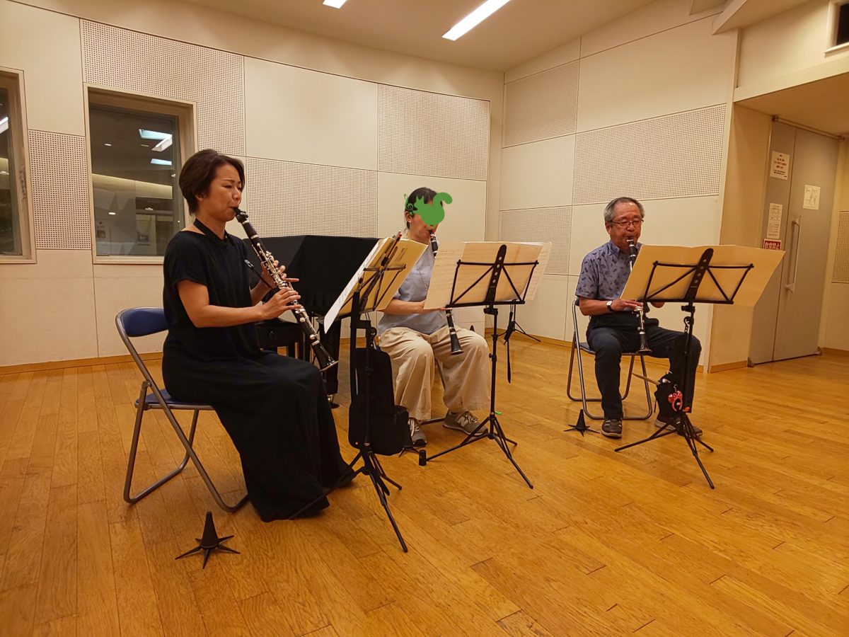 しっかり周りの音に耳を傾けながら演奏する初級者アンサンブルメンバー