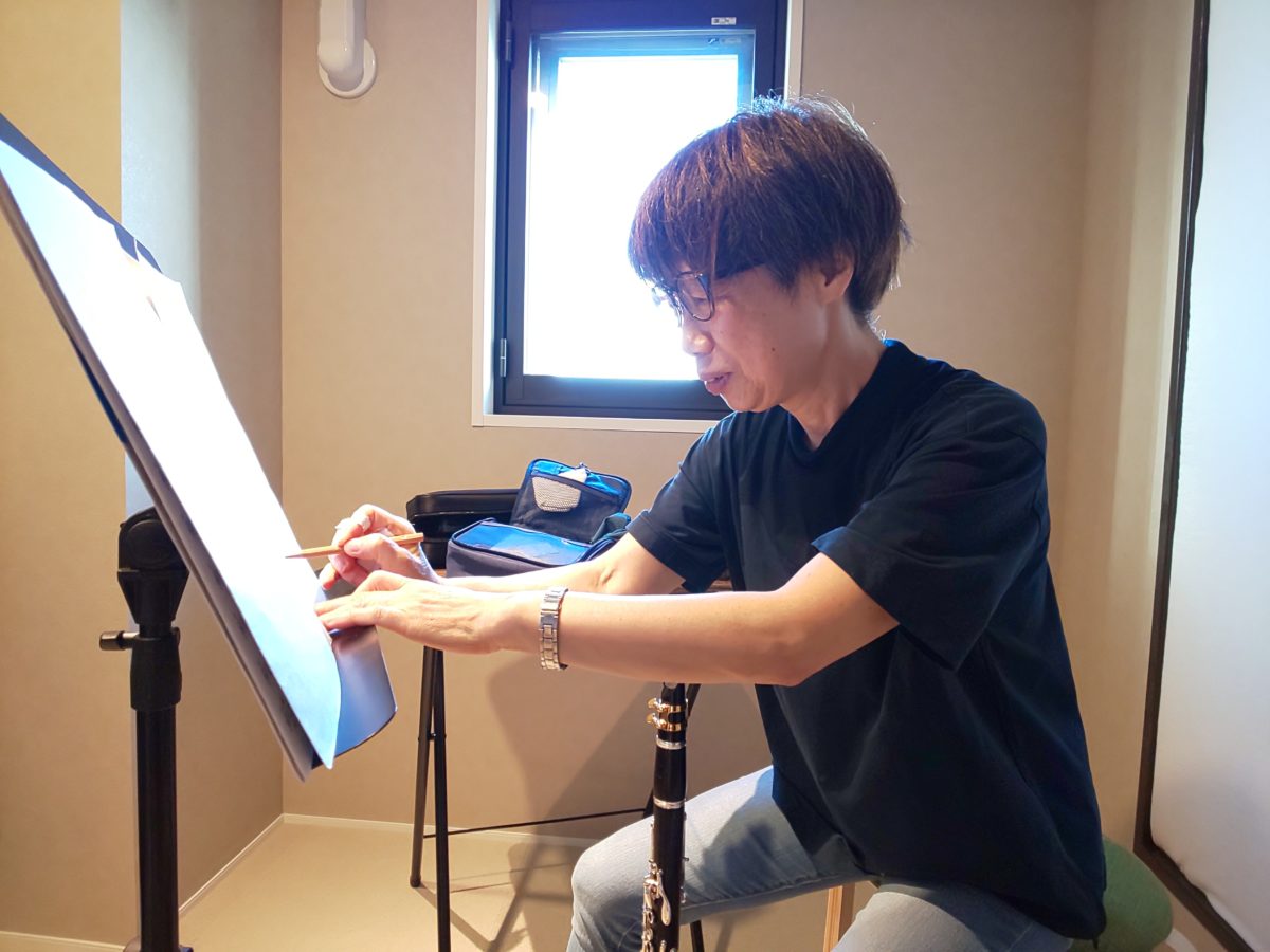 楽譜に書き込みをする生徒