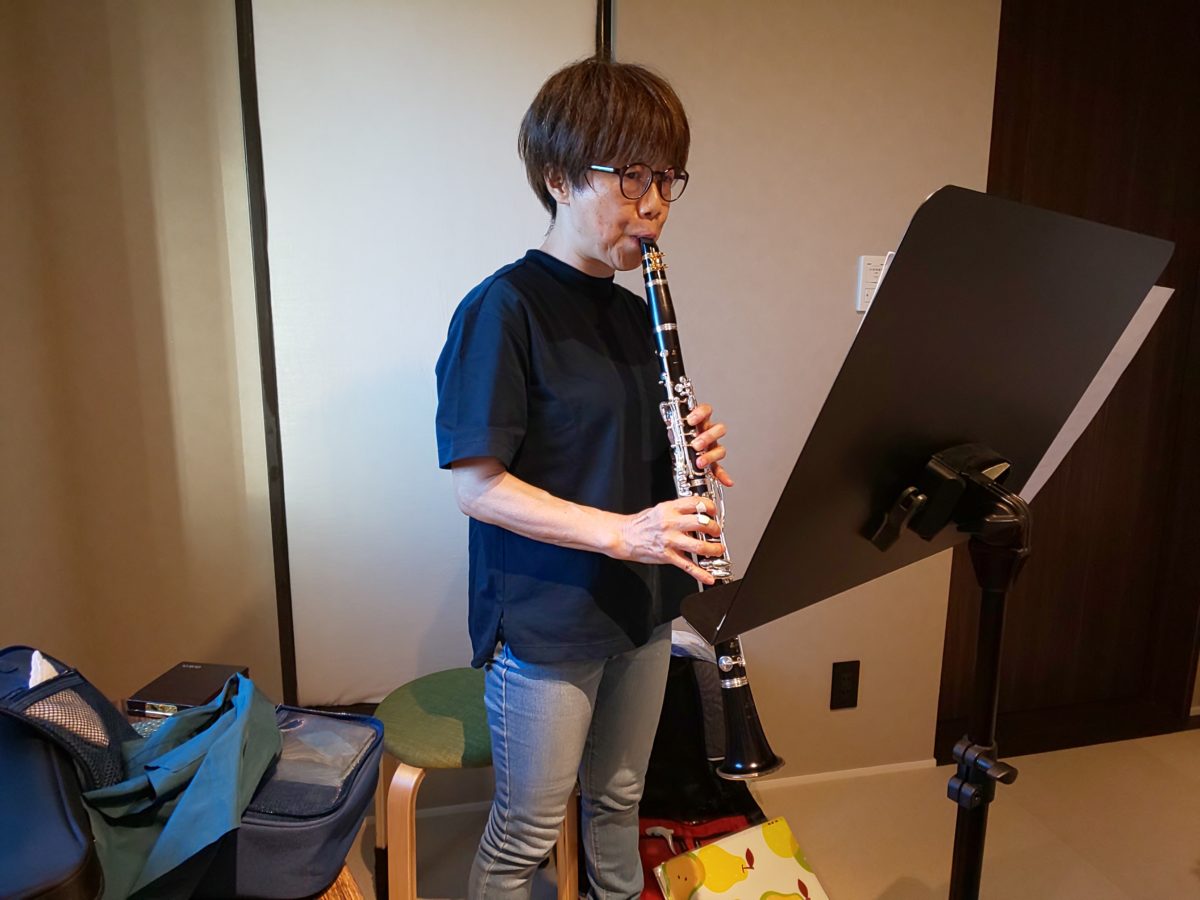 立奏で発表会の曲に取り組む生徒