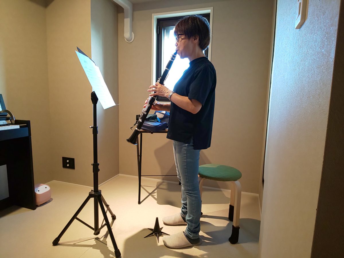 立奏で発表会の曲に取り組む生徒