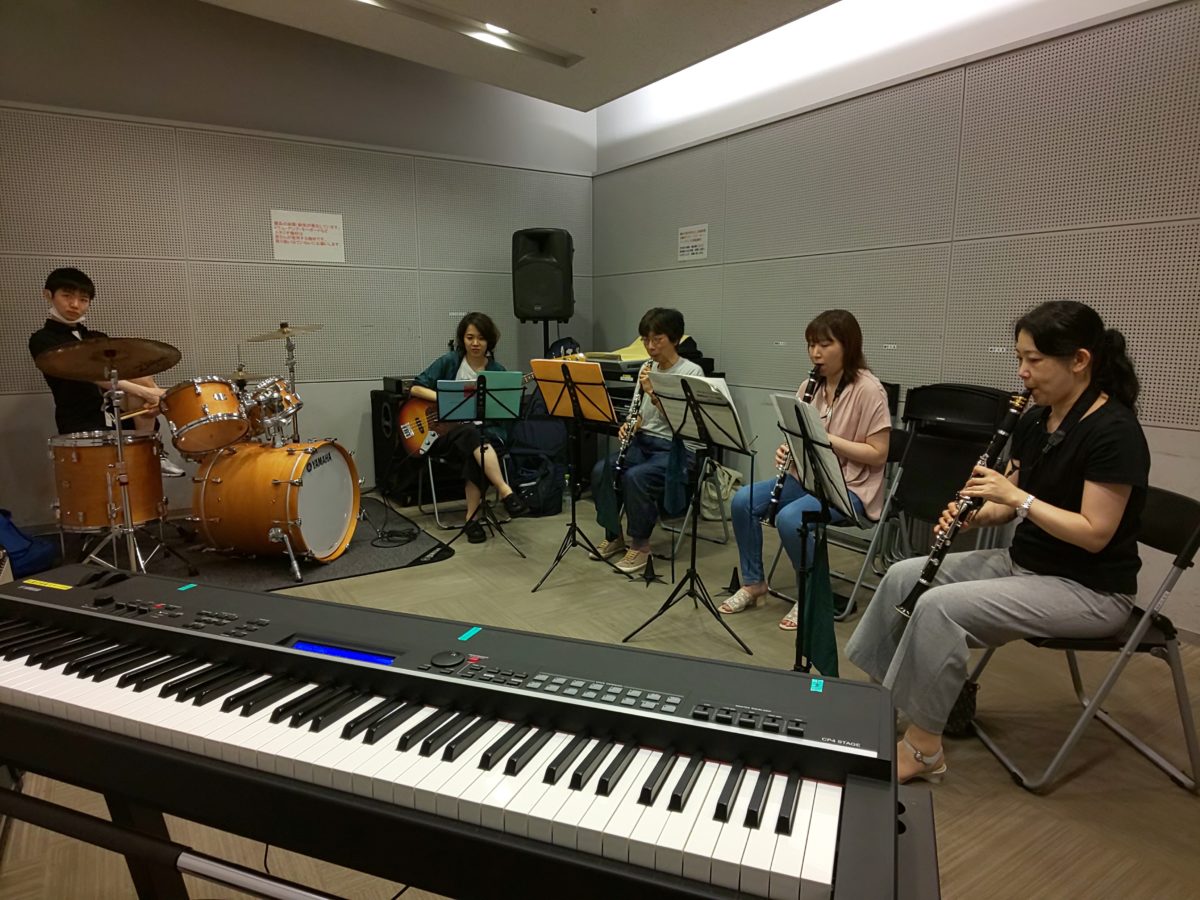 楽しみつつも曲の精度を上げるために練習するバンドアンサンブルメンバー
