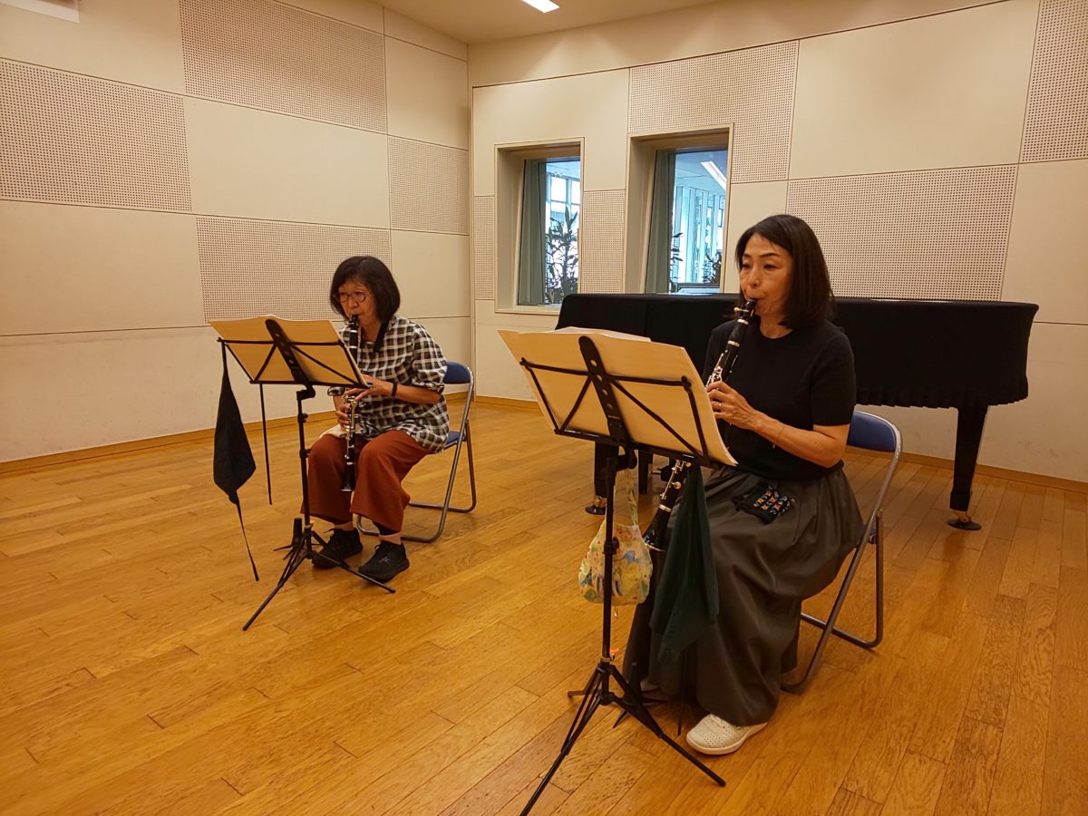 大量の初見演奏に挑む新しい中級者アンサンブルのメンバー