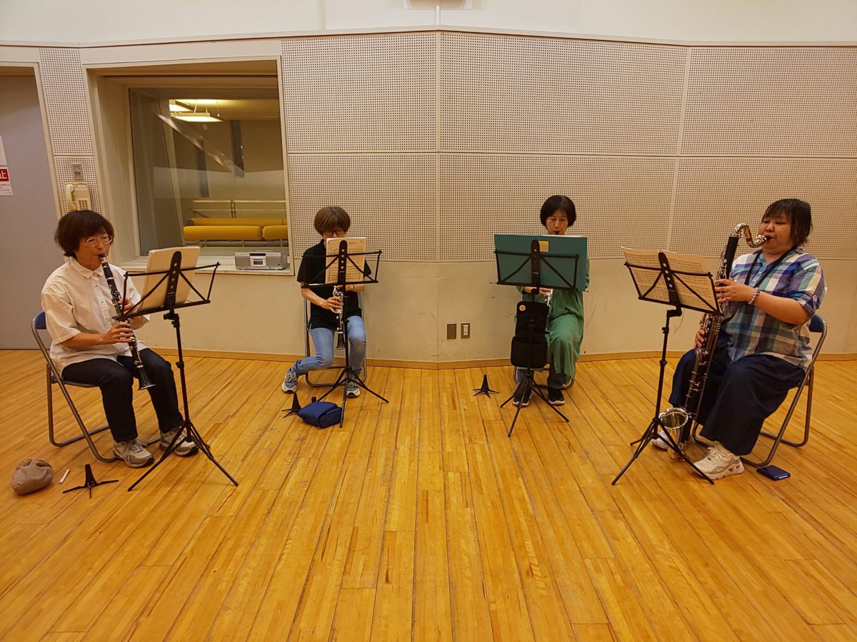 新曲の練習に励む中級者アンサンブル・チームぞうさんのメンバー