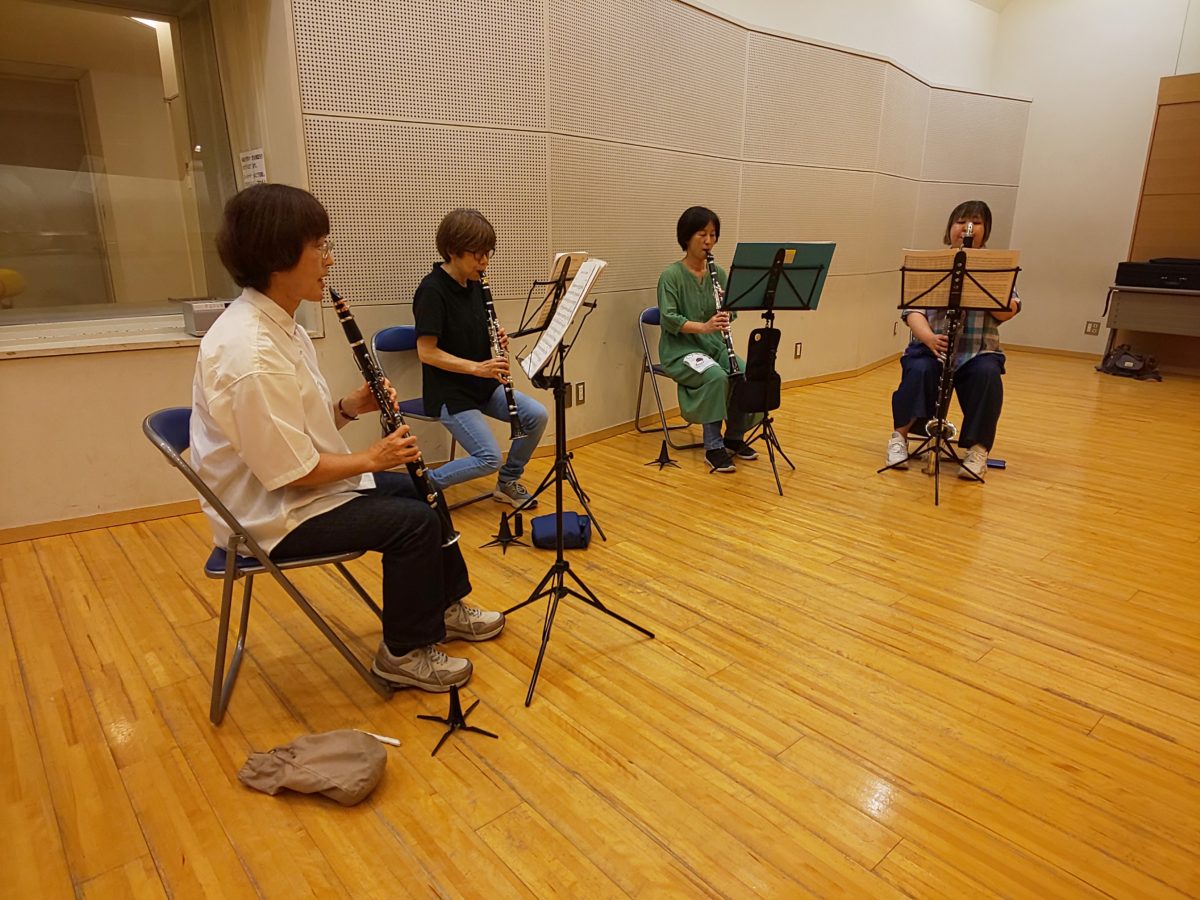 短い時間で譜読みに取り組む中級者アンサンブル・チームぞうさんのメンバー