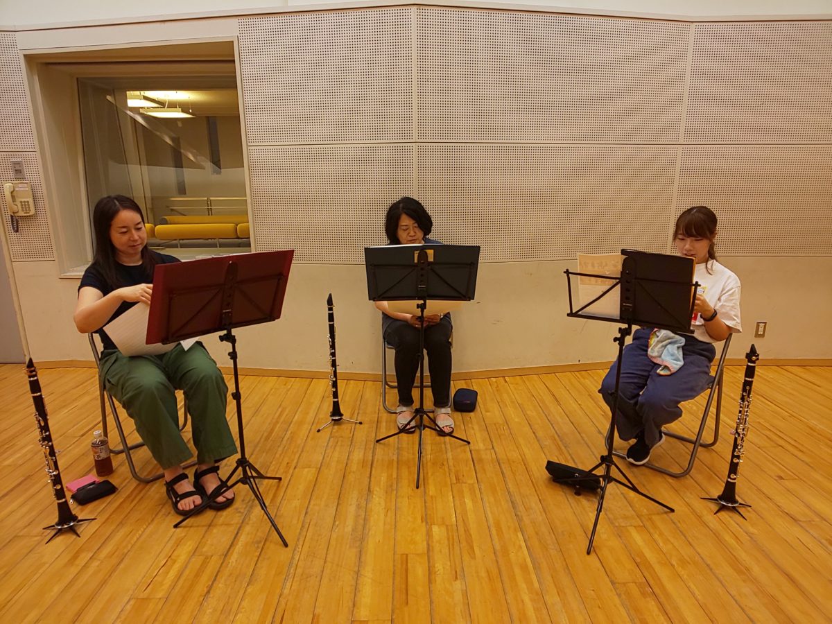 新曲のパート決めをする上級者アンサンブルメンバー