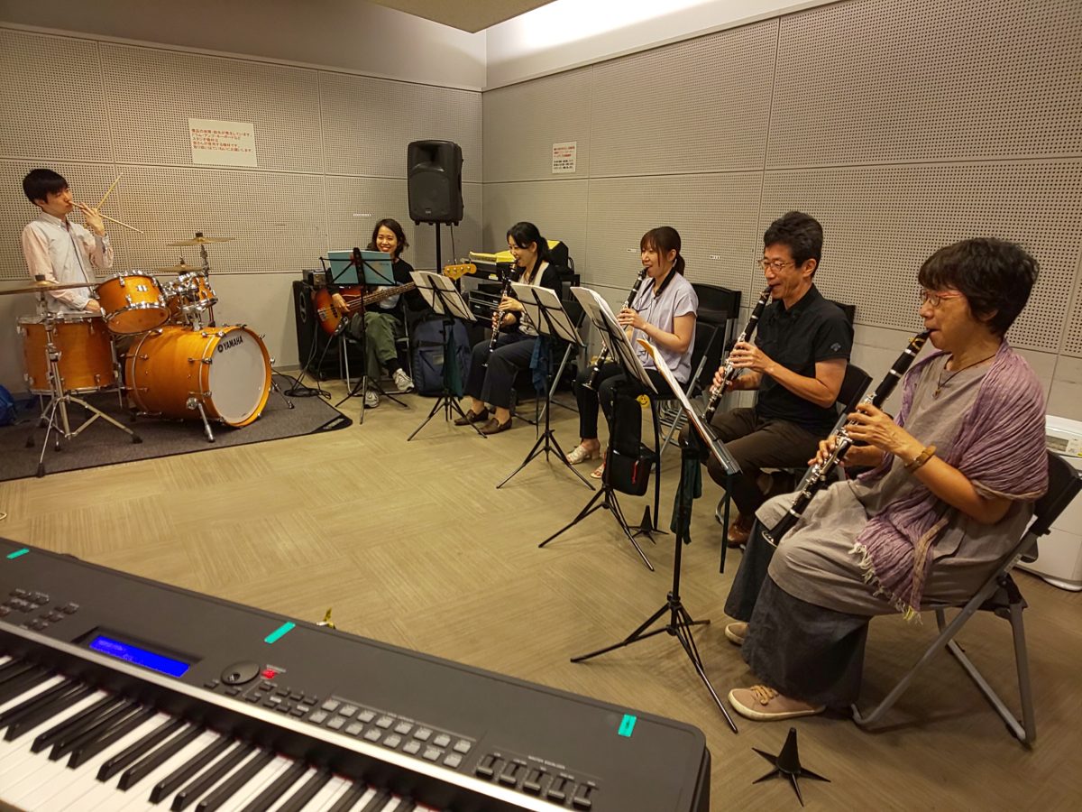 真面目に演奏しているのかと思いきや実は全員口元にやりのバンドアンサンブルメンバー