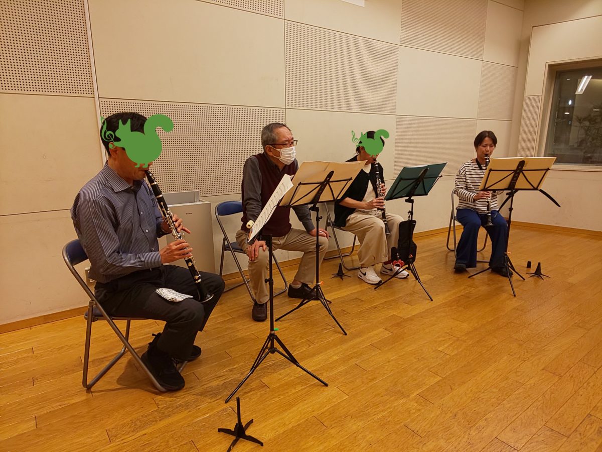 より良いために個人練習に励む初級者アンサンブルメンバー