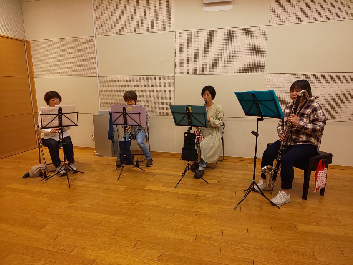 各々で演奏上の注意点を考えながら練習する中級者アンサンブル・チームぞうさんのメンバー