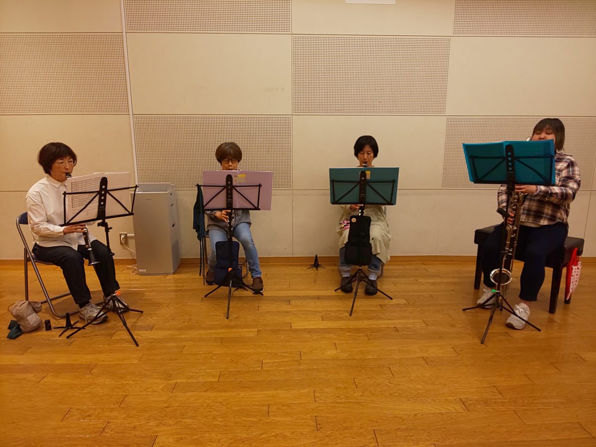 曲をどう吹くか考えながら練習する中級者アンサンブル・チームぞうさんのメンバー