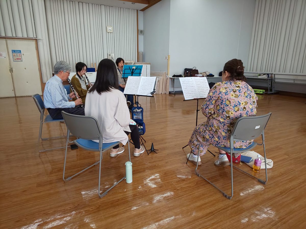 細かい音に苦戦しながら個人練習に励む中級者アンサンブル・チームくらげのメンバー