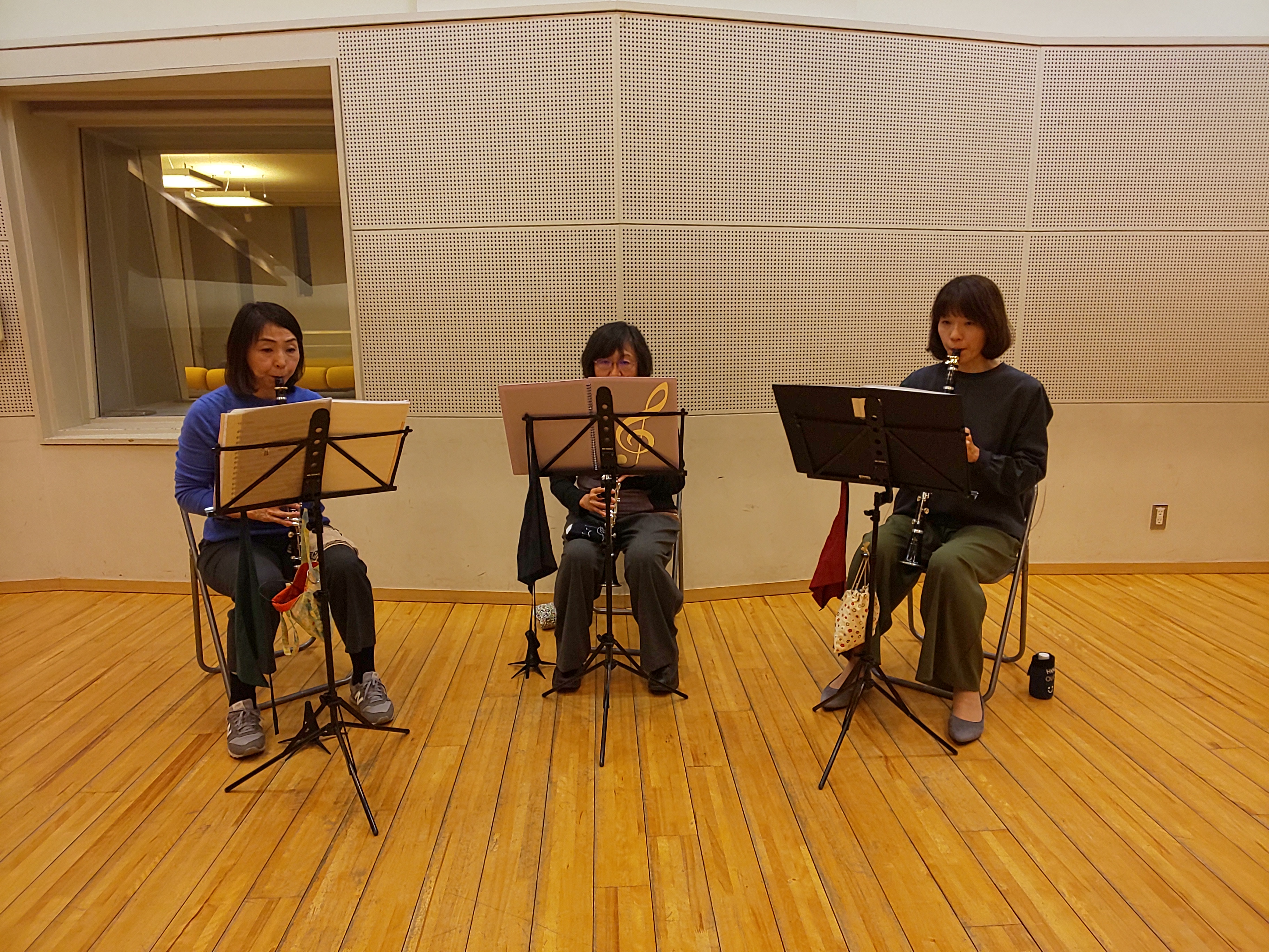 曲の吹き分けに注意しながら合わせる中級者アンサンブル・チームかるがものメンバー