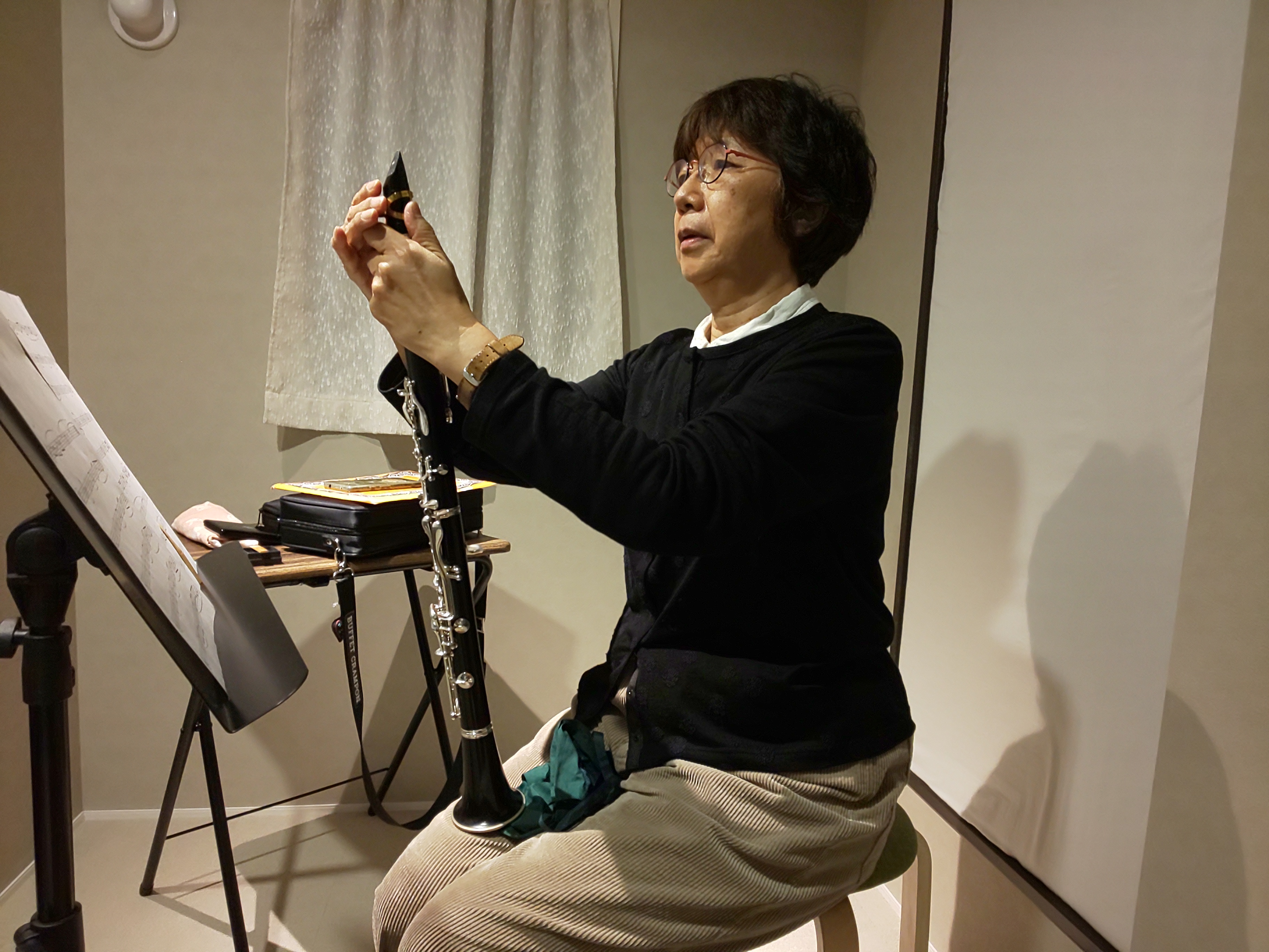 掃除後にリードをつける生徒