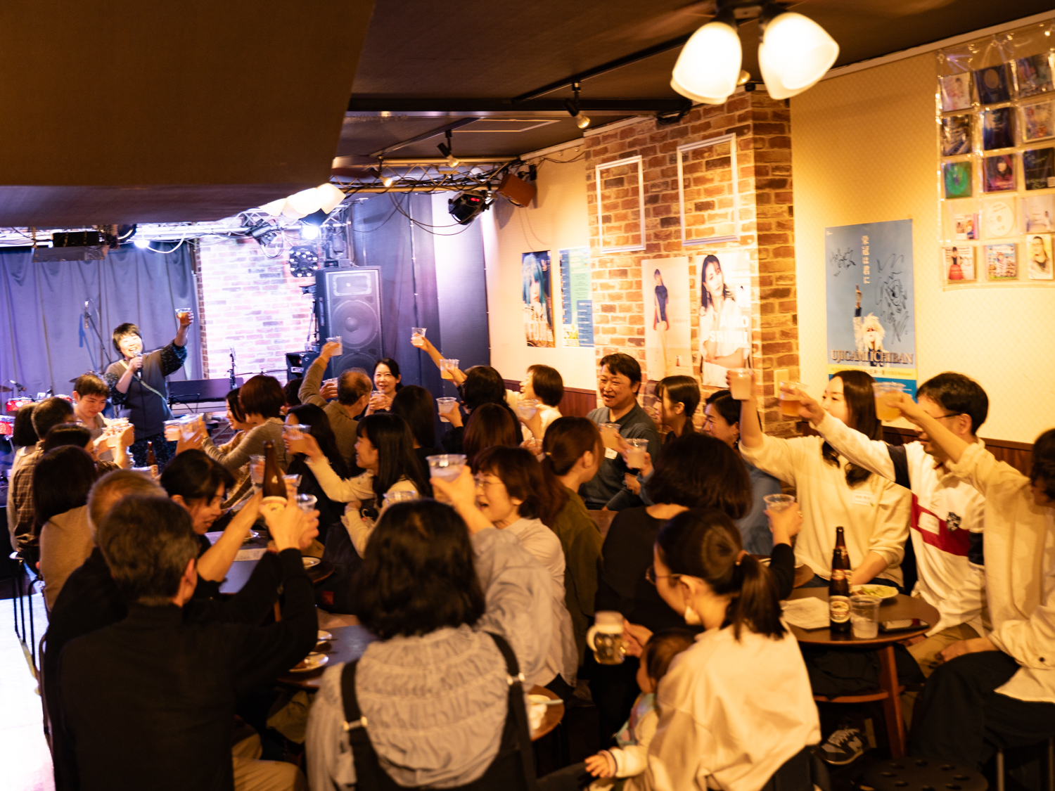 懇親会で乾杯するクラリネット講師と参加者達