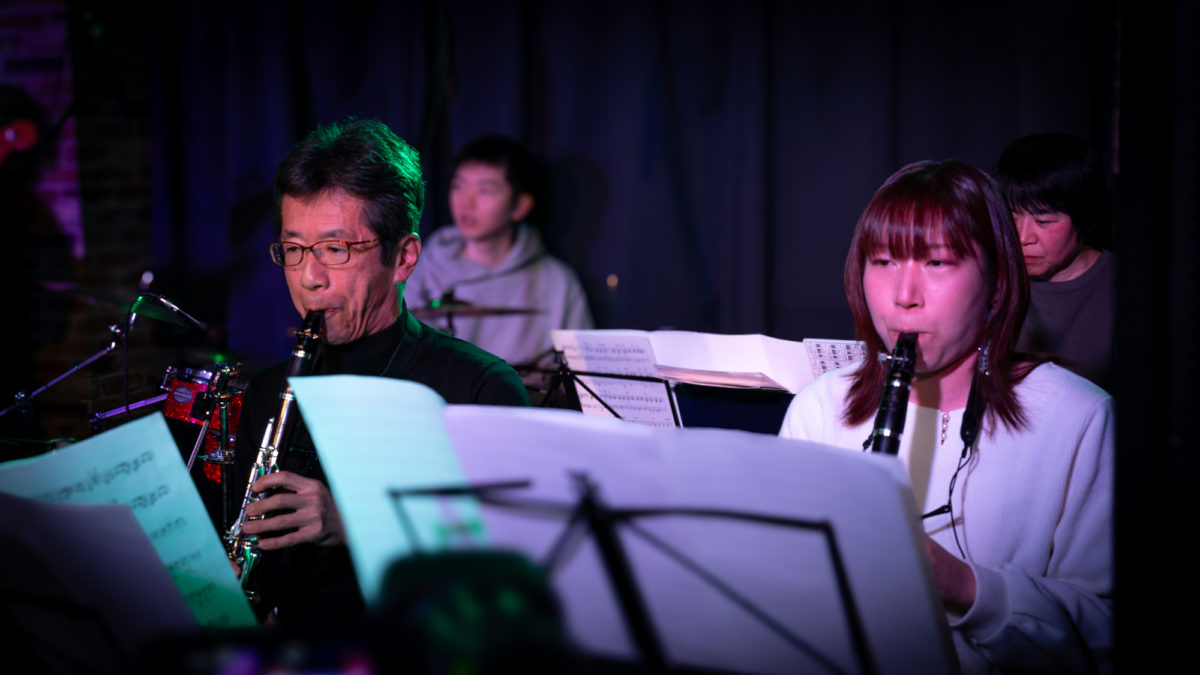 緊張しつつもライブを楽しむバンドアンサンブルメンバー