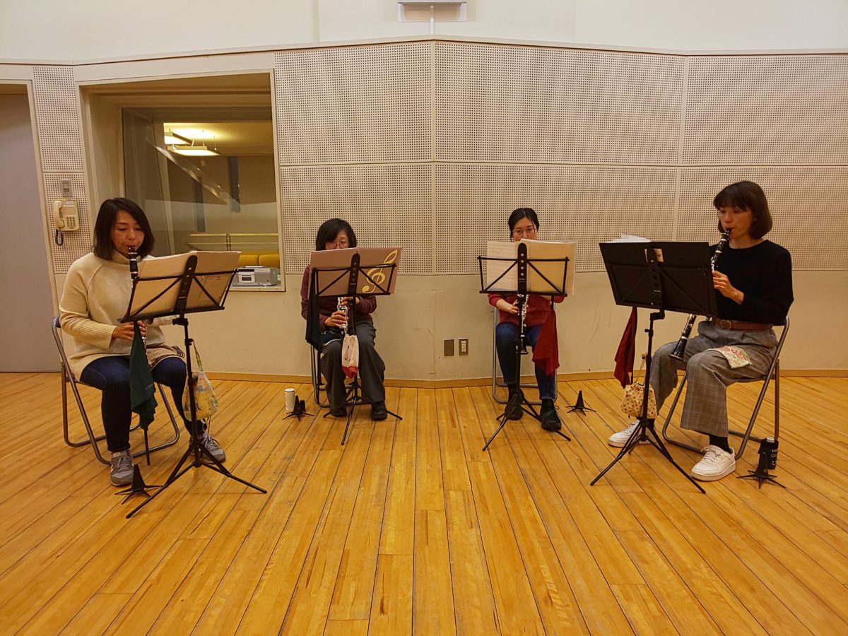たくさんの曲に取り組む中級者アンサンブル・チームかるがものメンバー