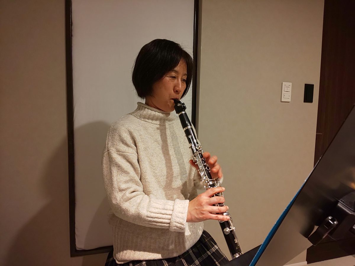 レッスンで座って演奏する生徒