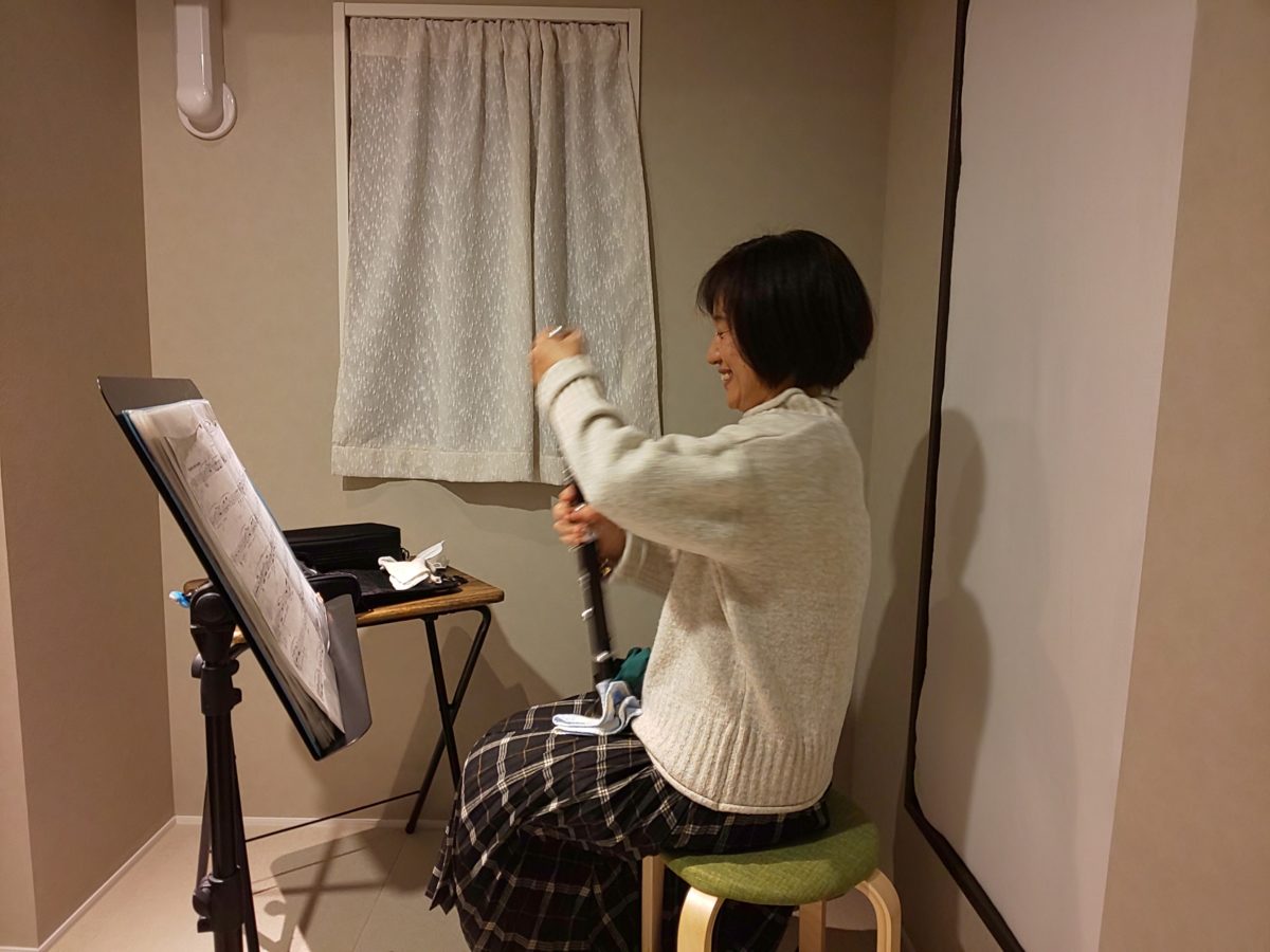 レッスン後に楽器の片づけをする生徒