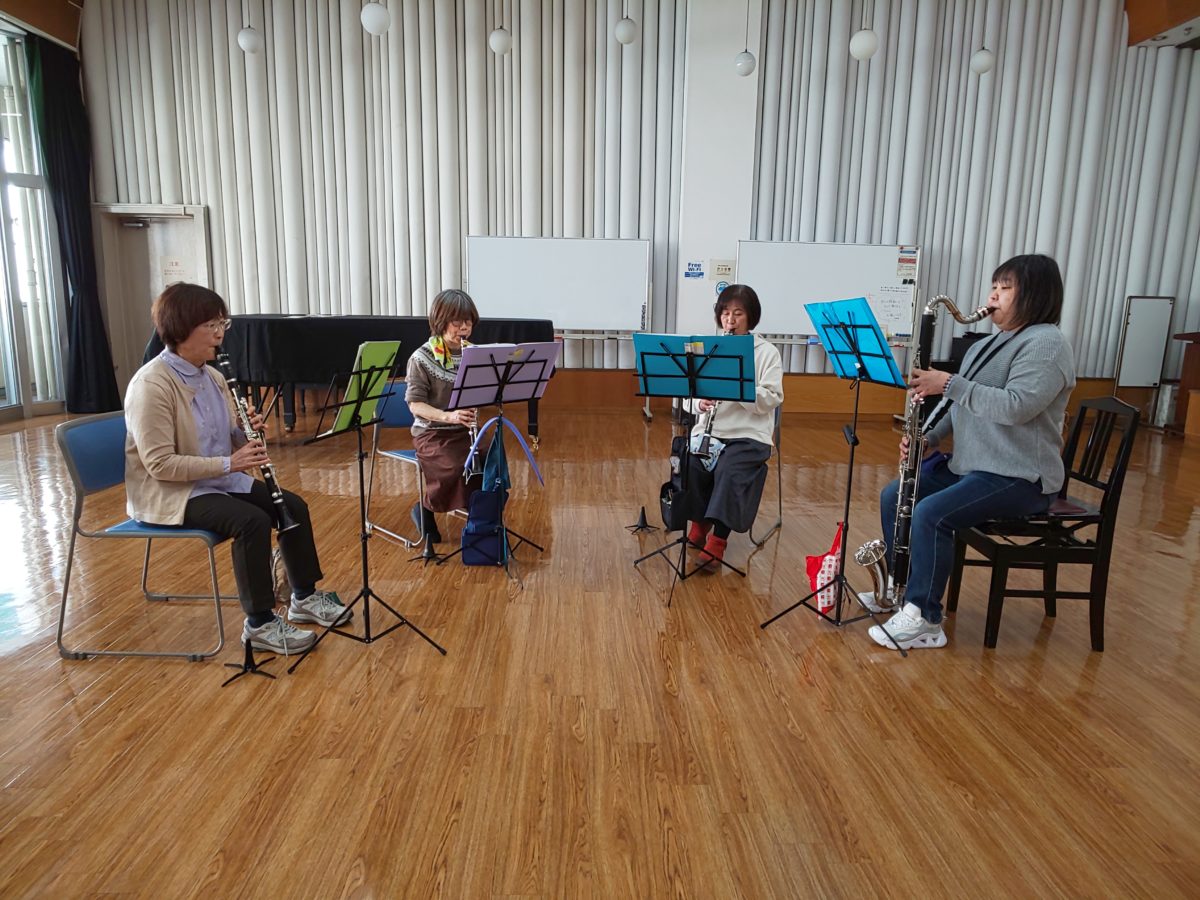 曲を仕上げるべく合わせに取り組む中級者アンサンブル・チームぞうさんのメンバー
