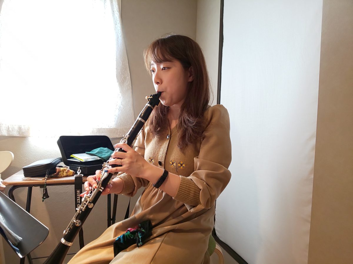 レッスンで座って演奏する生徒