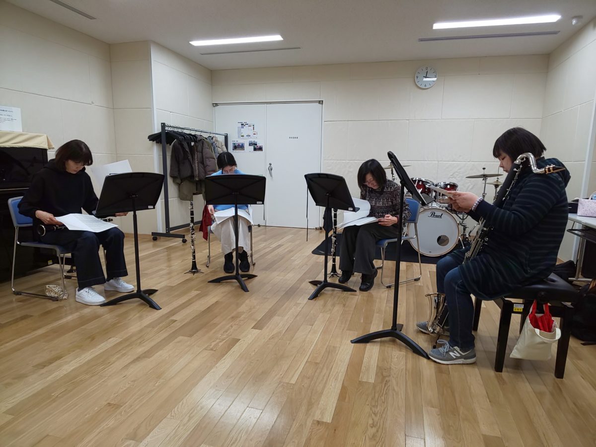 新曲の楽譜を見てやりたいパートを考える中級者アンサンブル・チームかるがものメンバー