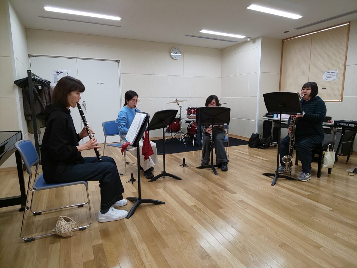 新しい曲に取り組む中級者アンサンブル・チームかるがものメンバー