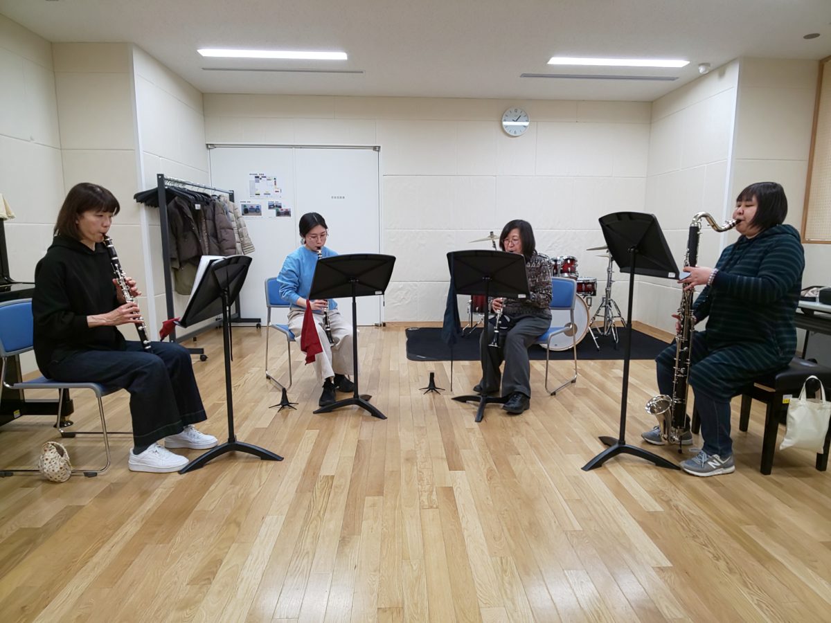 新しい曲に取り組む中級者アンサンブル・チームかるがものメンバー