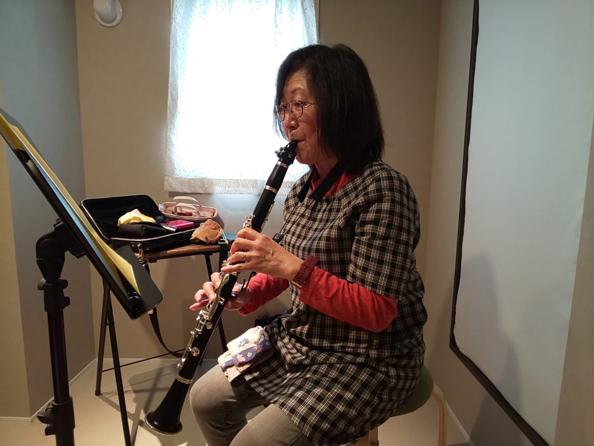 座って演奏する生徒