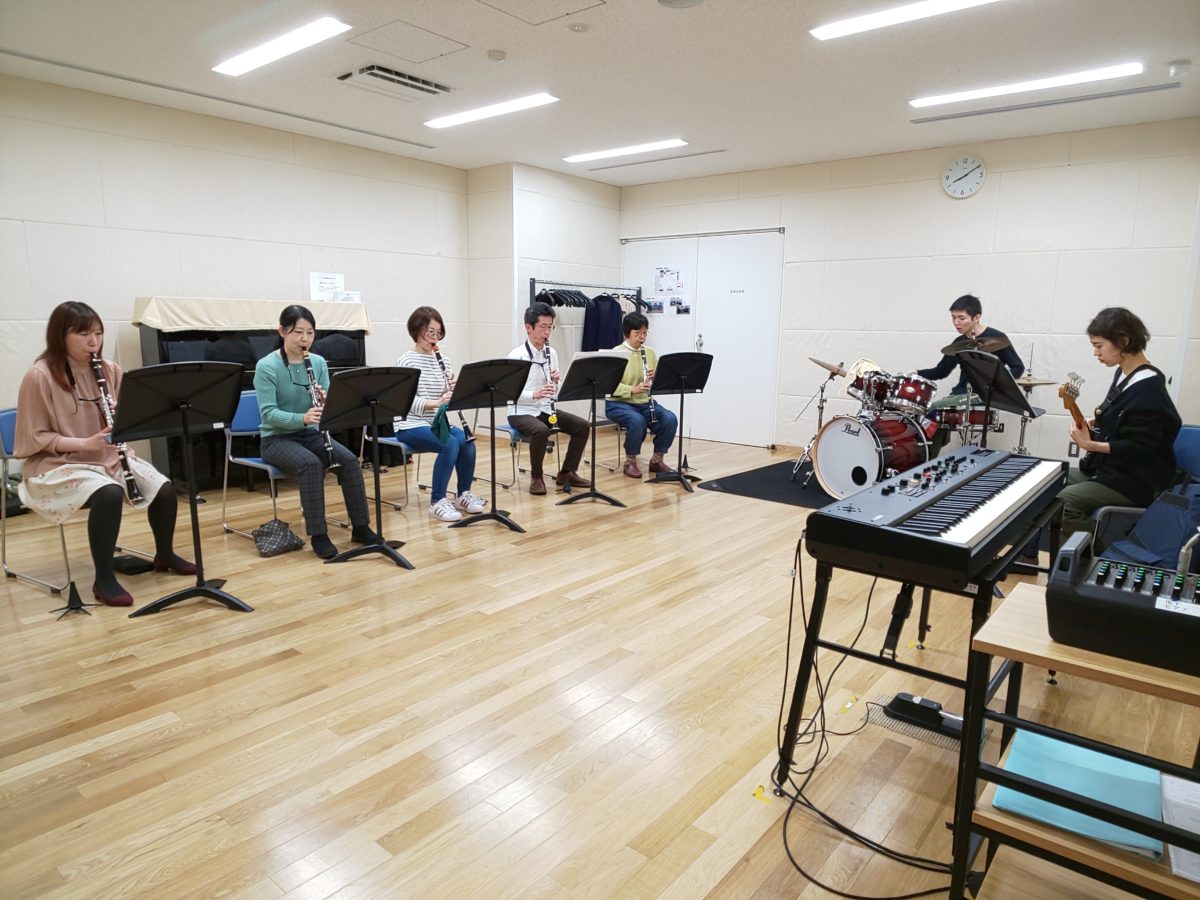 ライブに向けて気合いを入れて演奏するバンドアンサンブルメンバー
