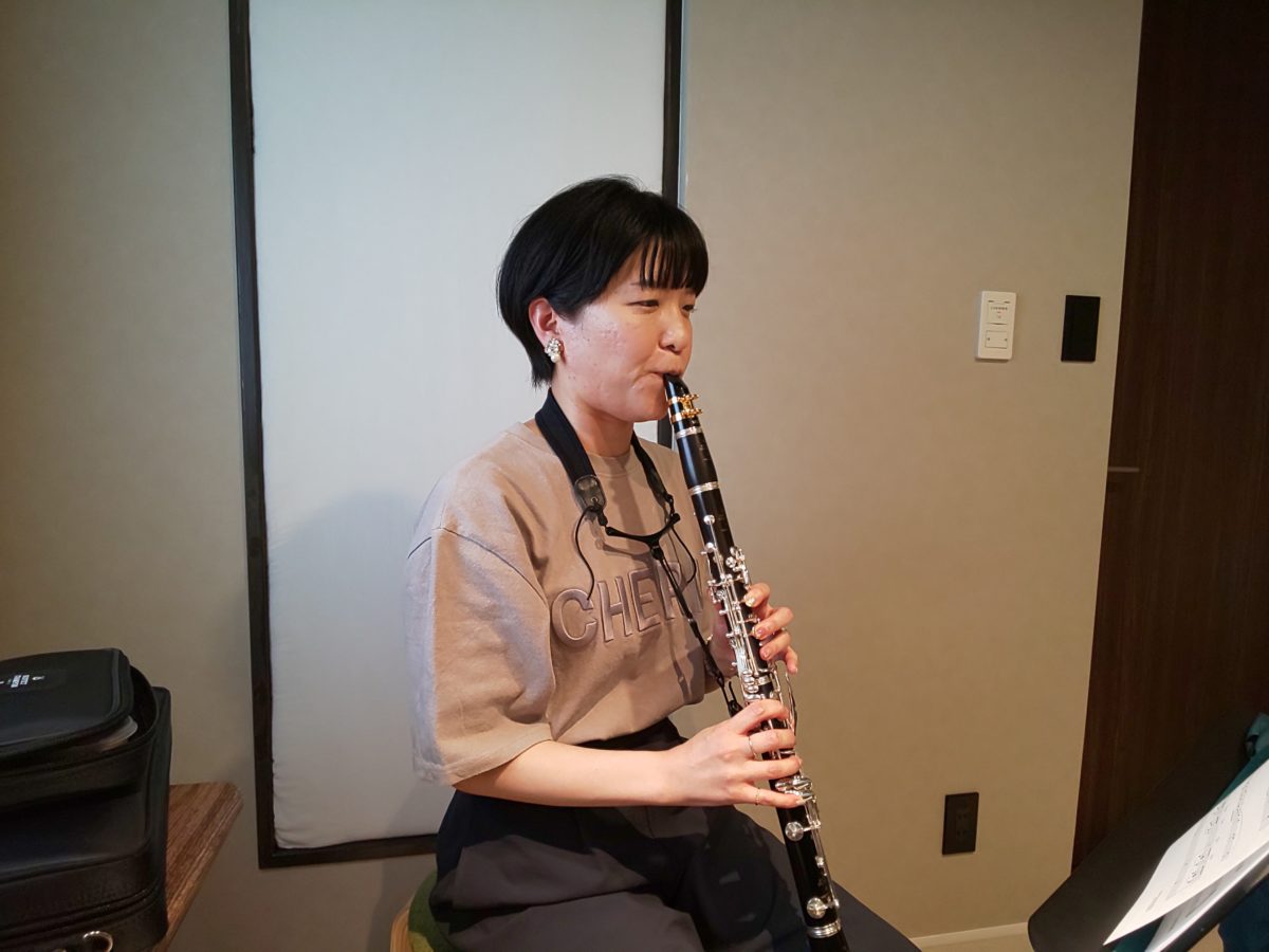 座って演奏する生徒