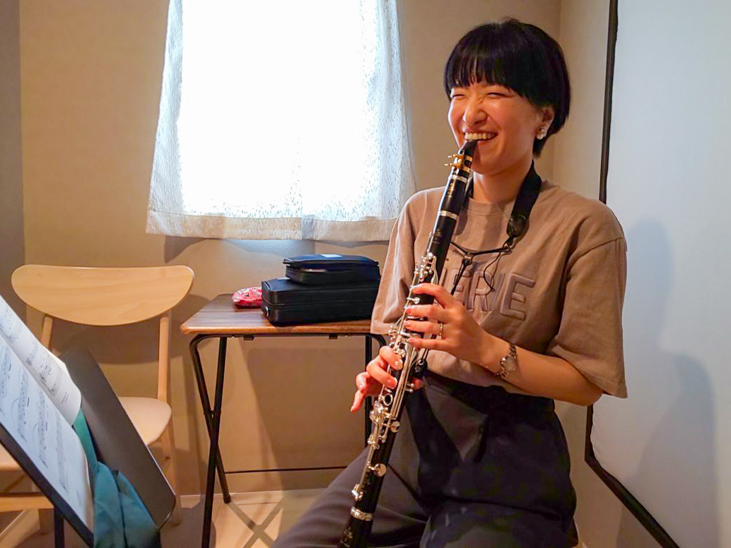 楽器を吹こうとして構えたものの満面の笑顔の生徒