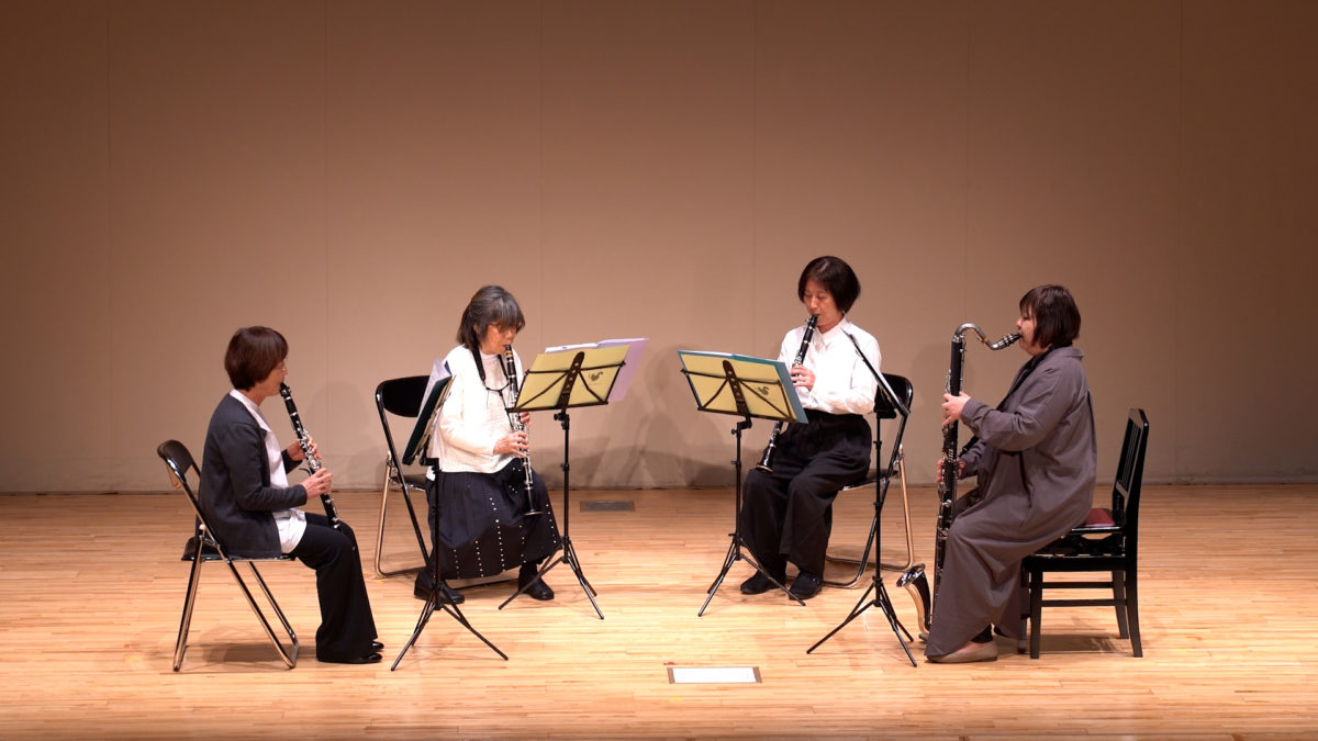 発表会で演奏する中級者アンサンブル・チームぞうさんのメンバー