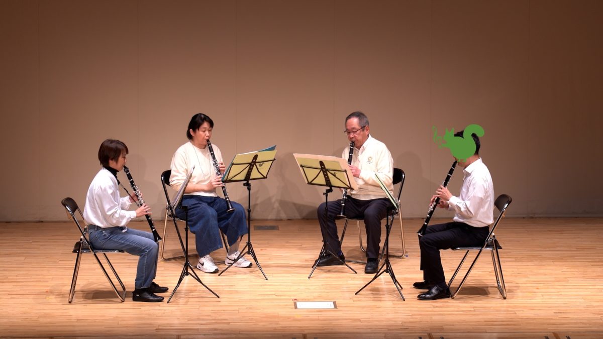 発表会で演奏する初級者アンサンブルメンバー