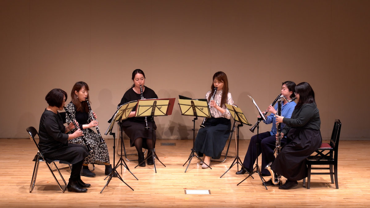 発表会で演奏する上級者アンサンブルメンバー