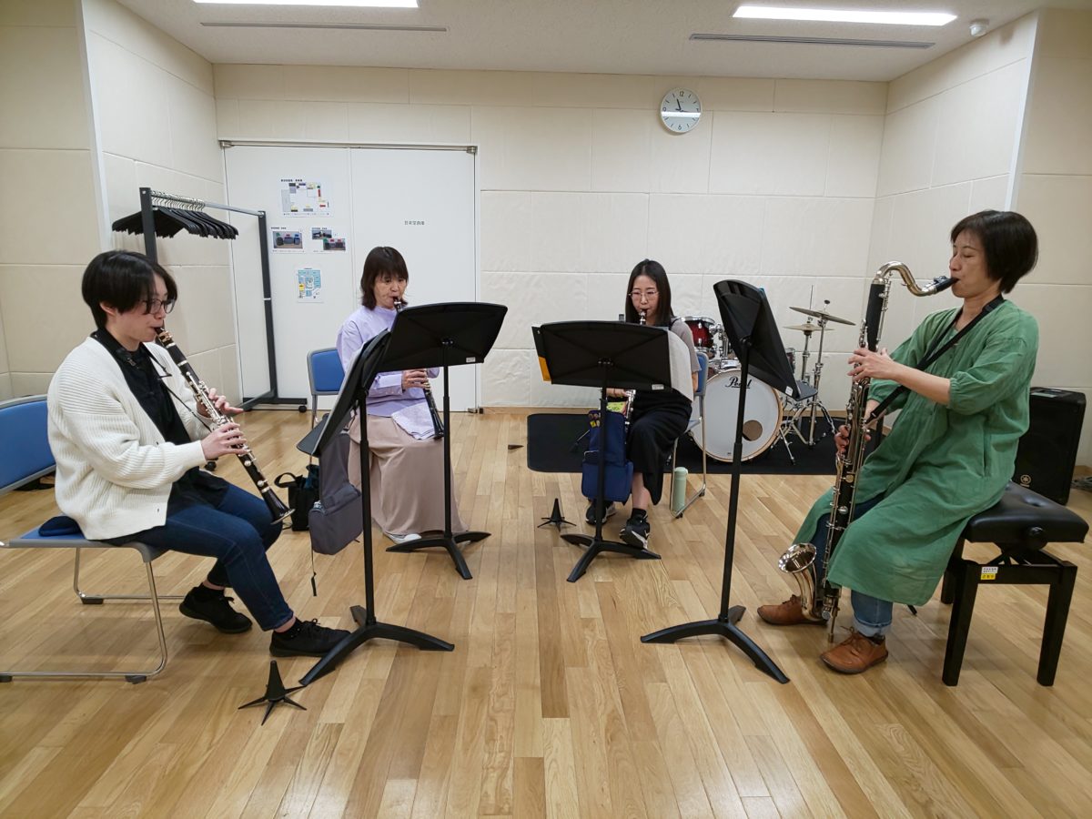 曲調を考えながら合わせをする中級者アンサンブル・チームくらげのメンバー