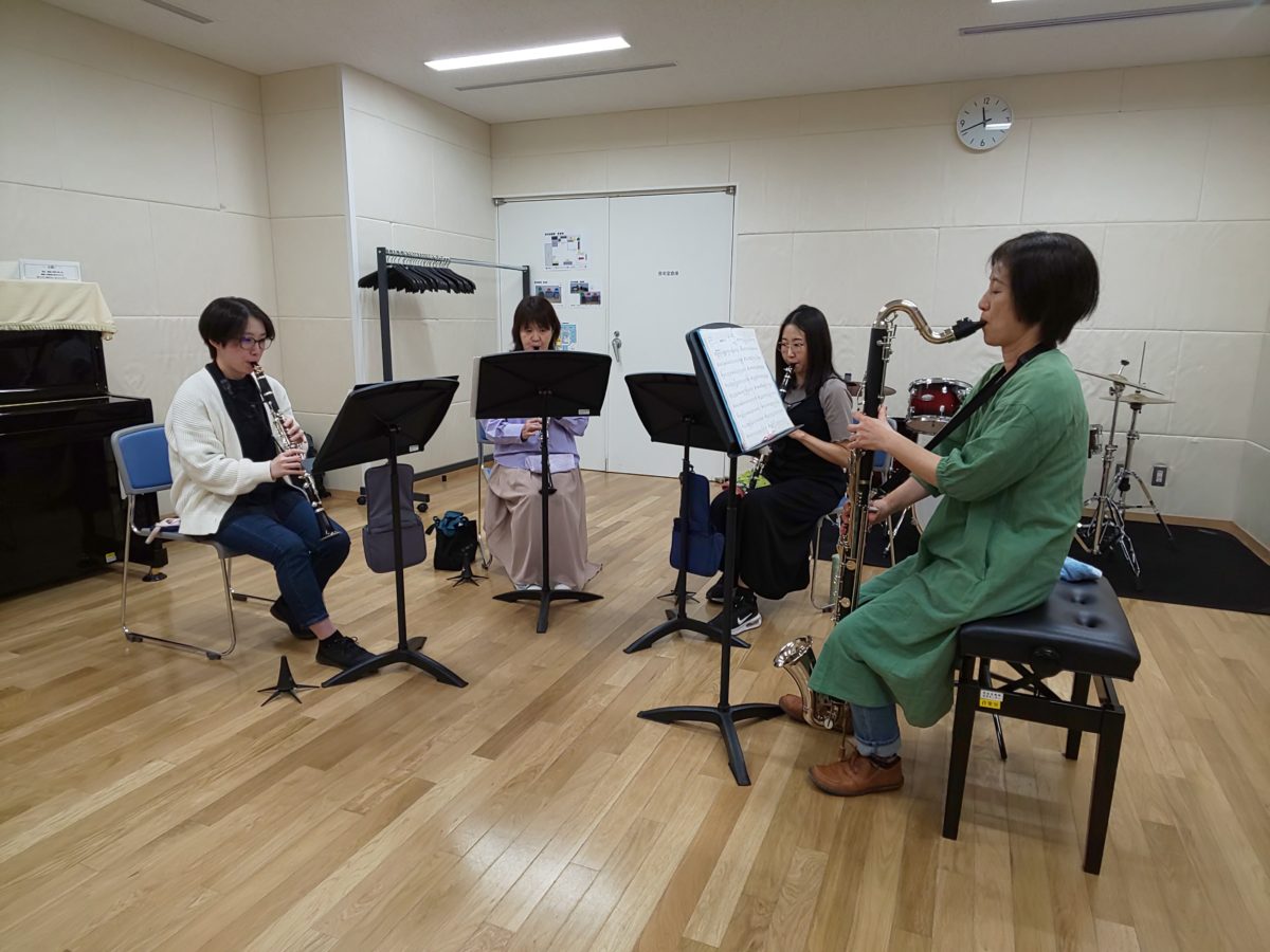 2曲の曲調の違いを出すべく練習に励む中級者アンサンブル・チームくらげのメンバー
