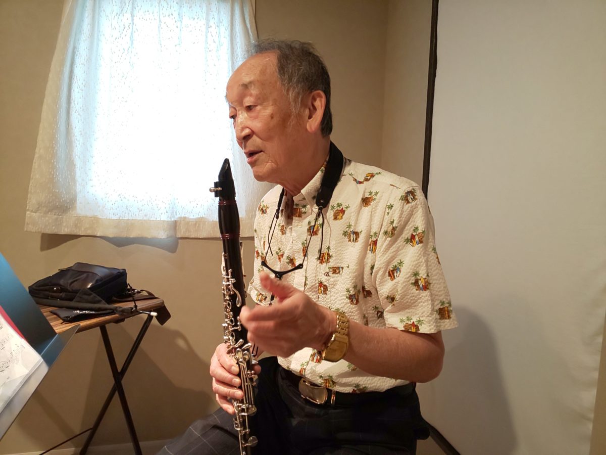 リズムのはめ方を歌って確認する生徒