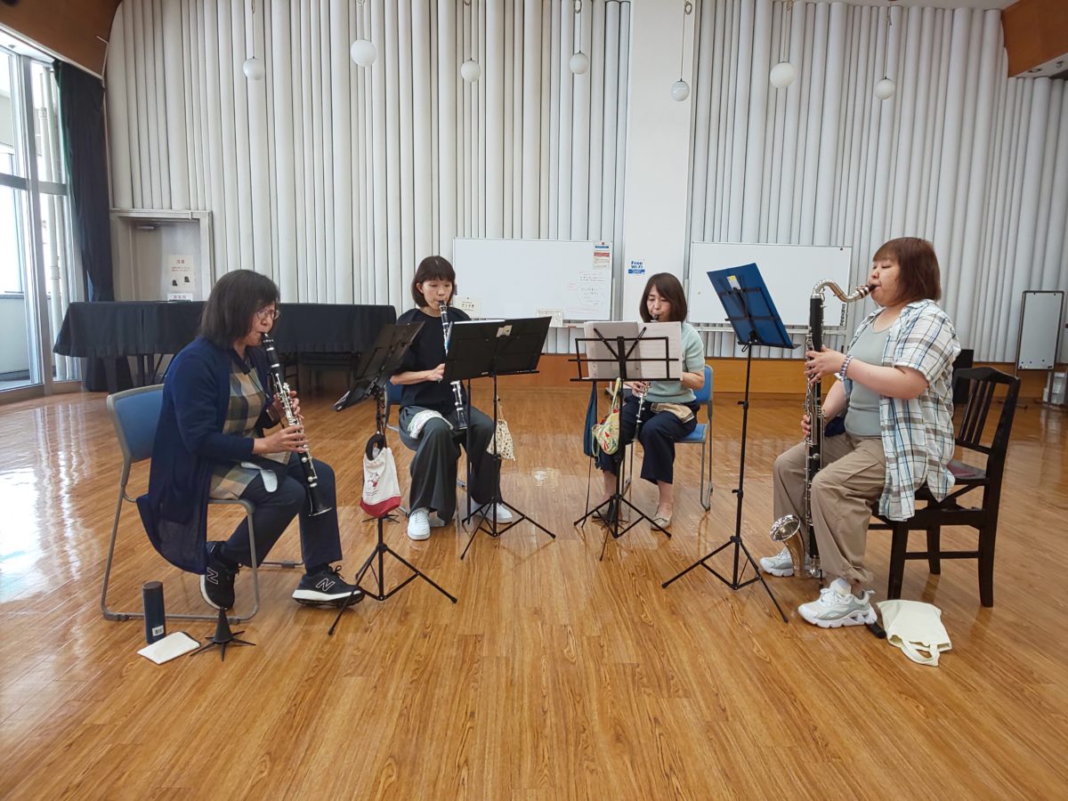 曲の仕上げに向けて頑張る中級者アンサンブル・チームかるがものメンバー