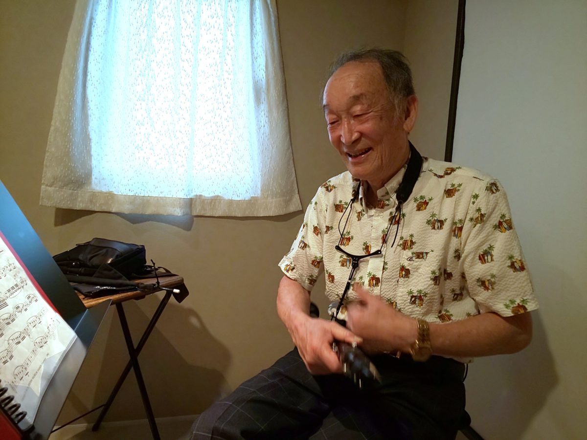 楽器を持って笑顔の生徒