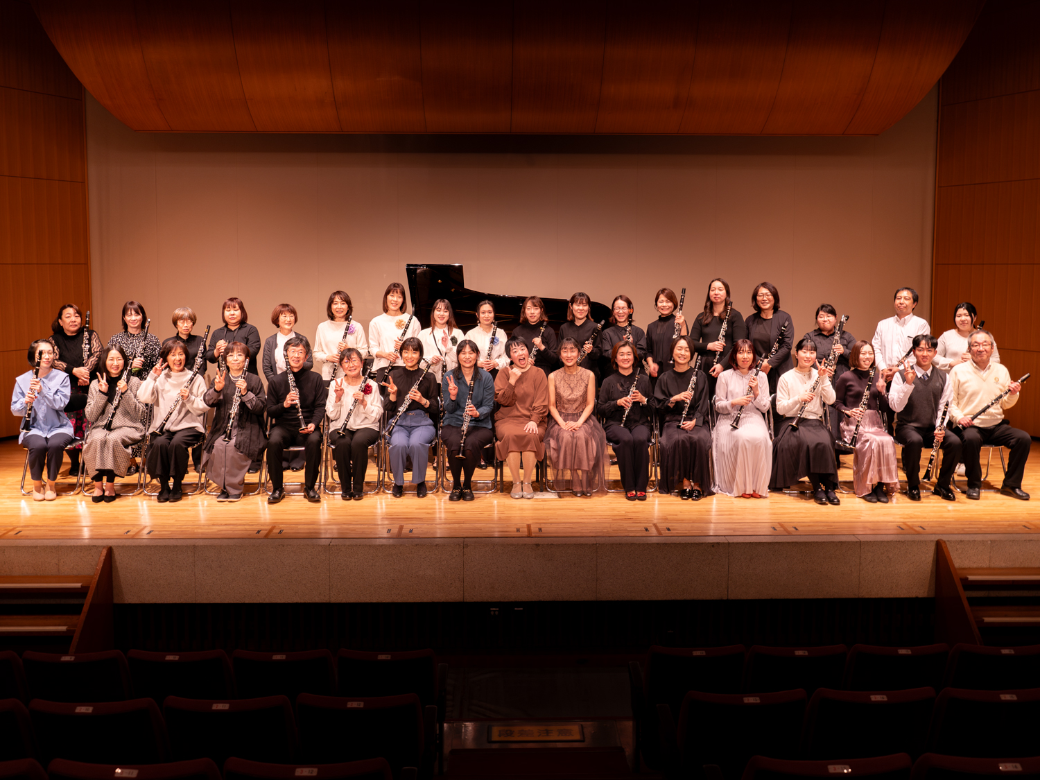 東京クラリネット教室の発表会のあとにステージで記念撮影する出演者の生徒たち