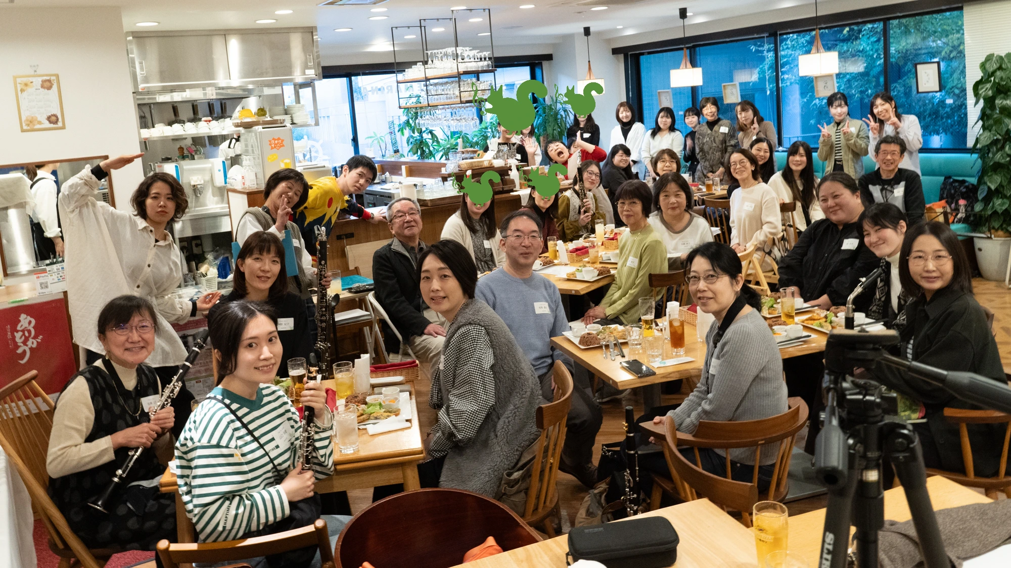 クラリネット懇親会で集合写真を撮影する参加者達