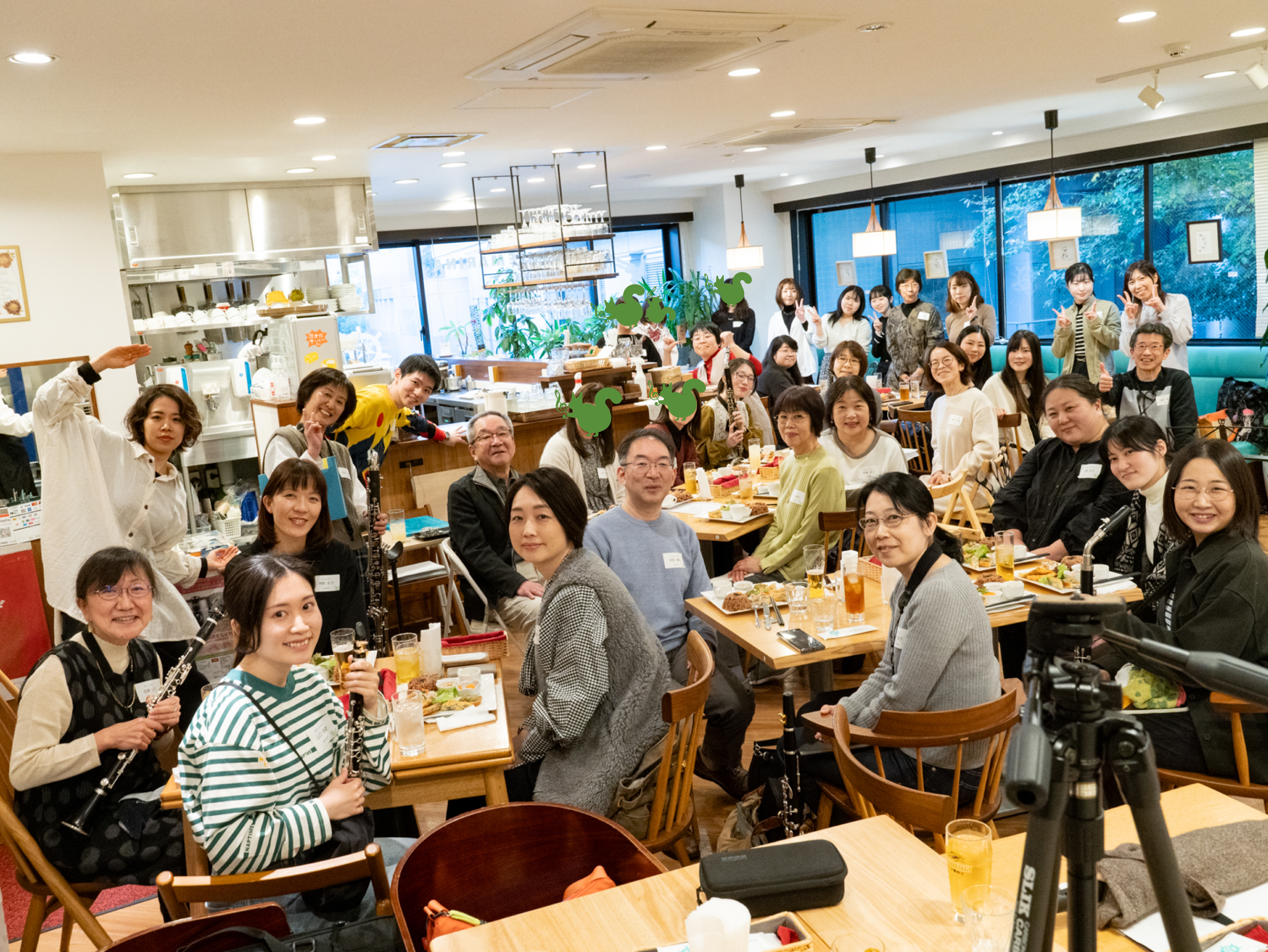 クラリネット懇親会で集合写真を撮影する生徒達