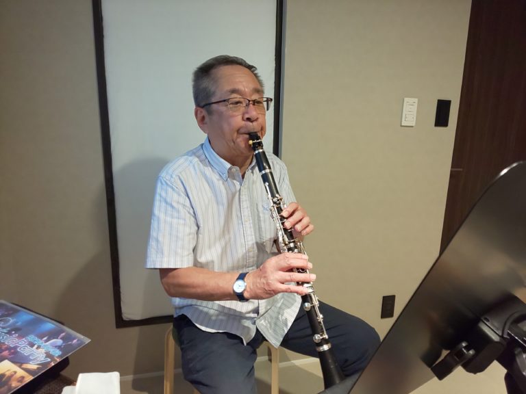 楽譜を見ながら楽しそうに演奏する男性
