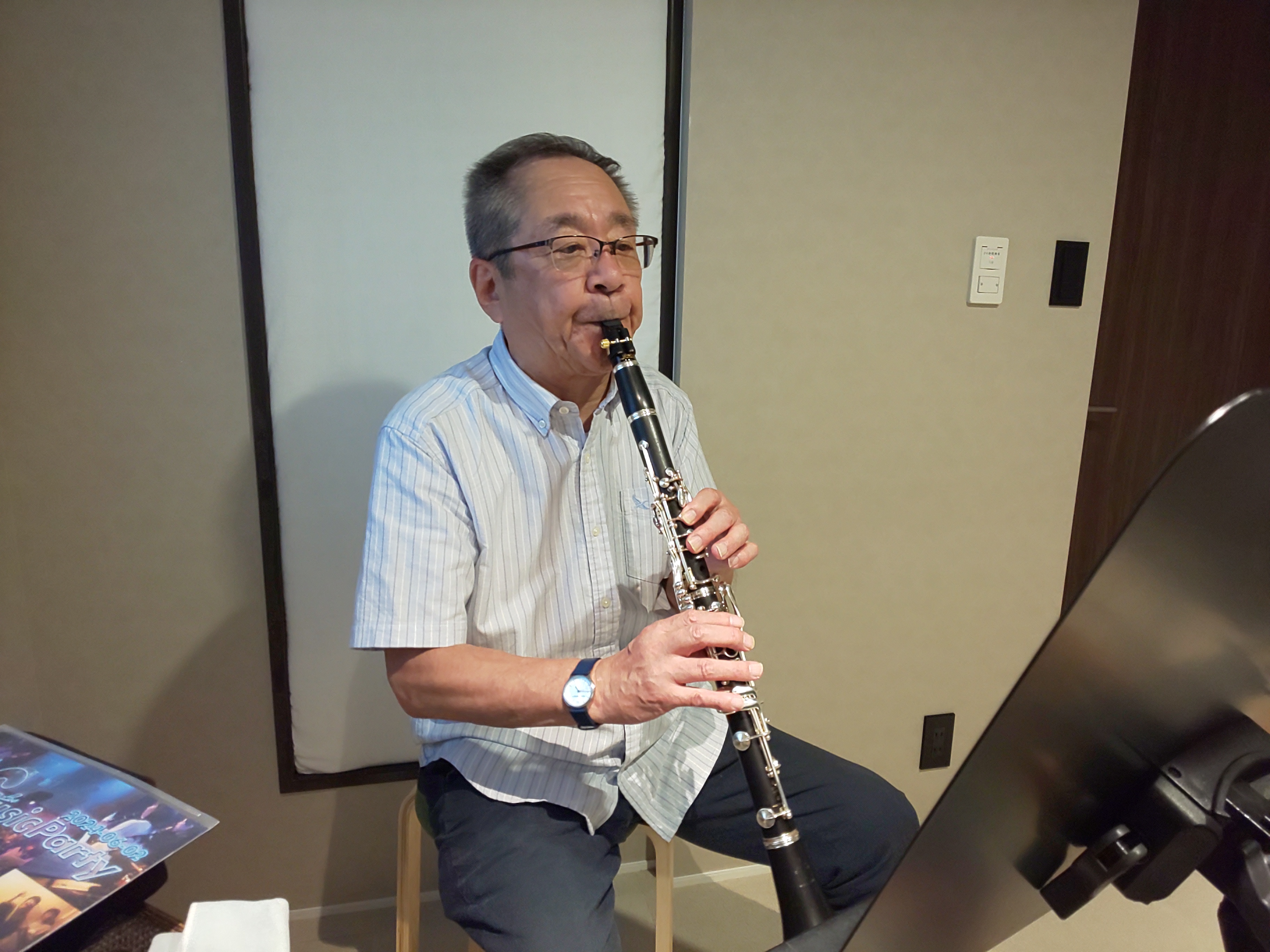 楽譜を見ながら楽しそうに演奏する男性