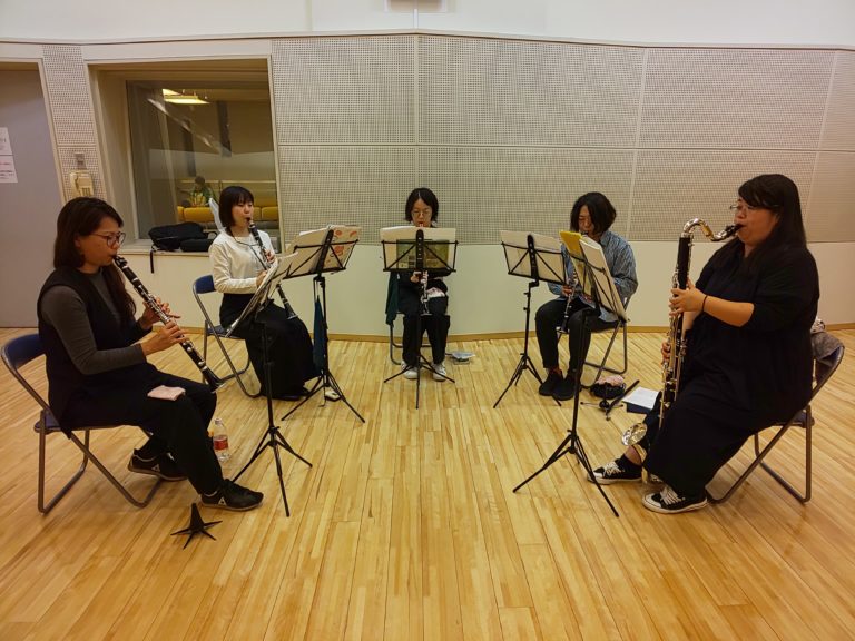 アンサンブルを楽しむ5名の生徒達