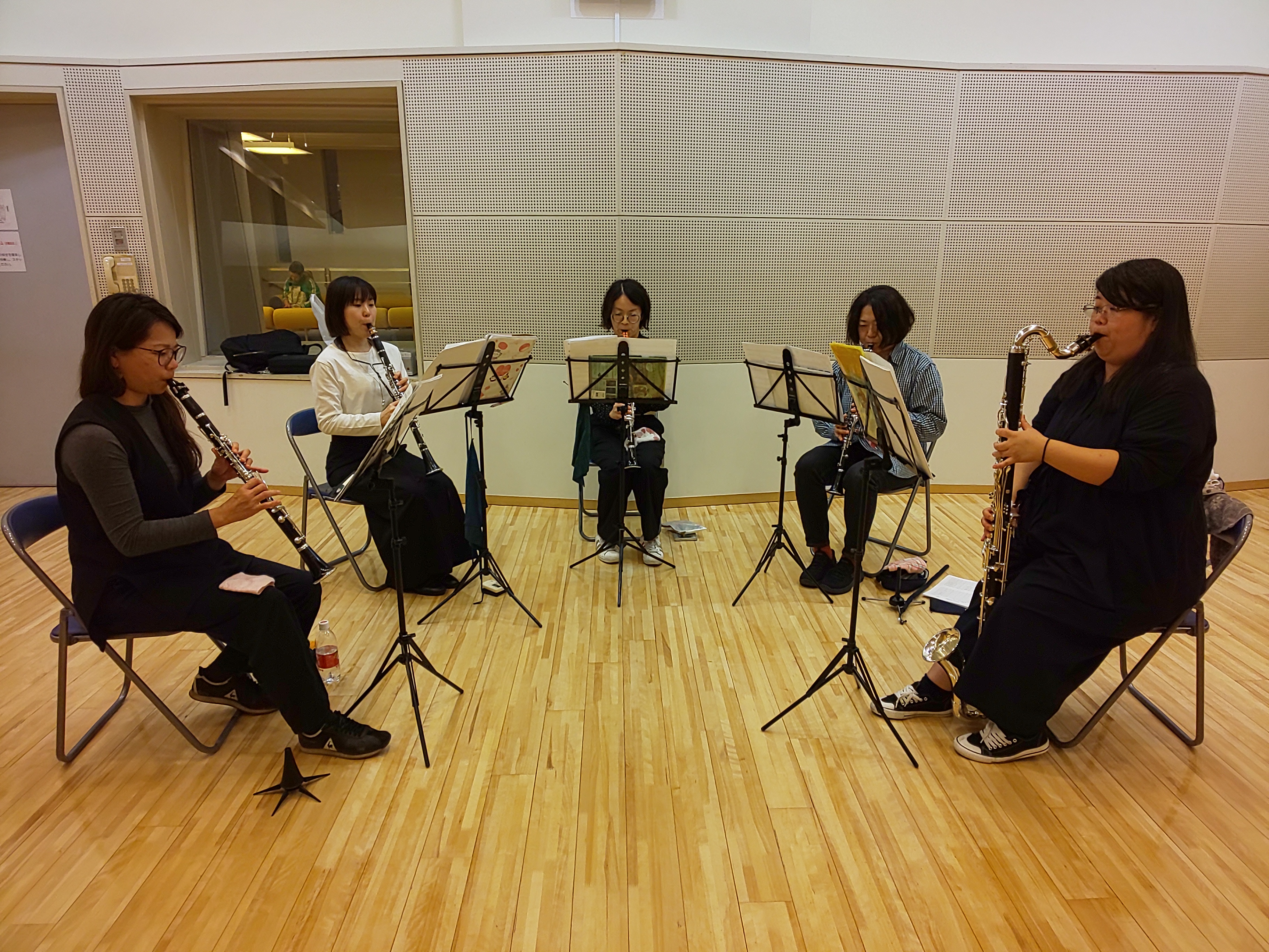 アンサンブルを楽しむ5名の生徒達