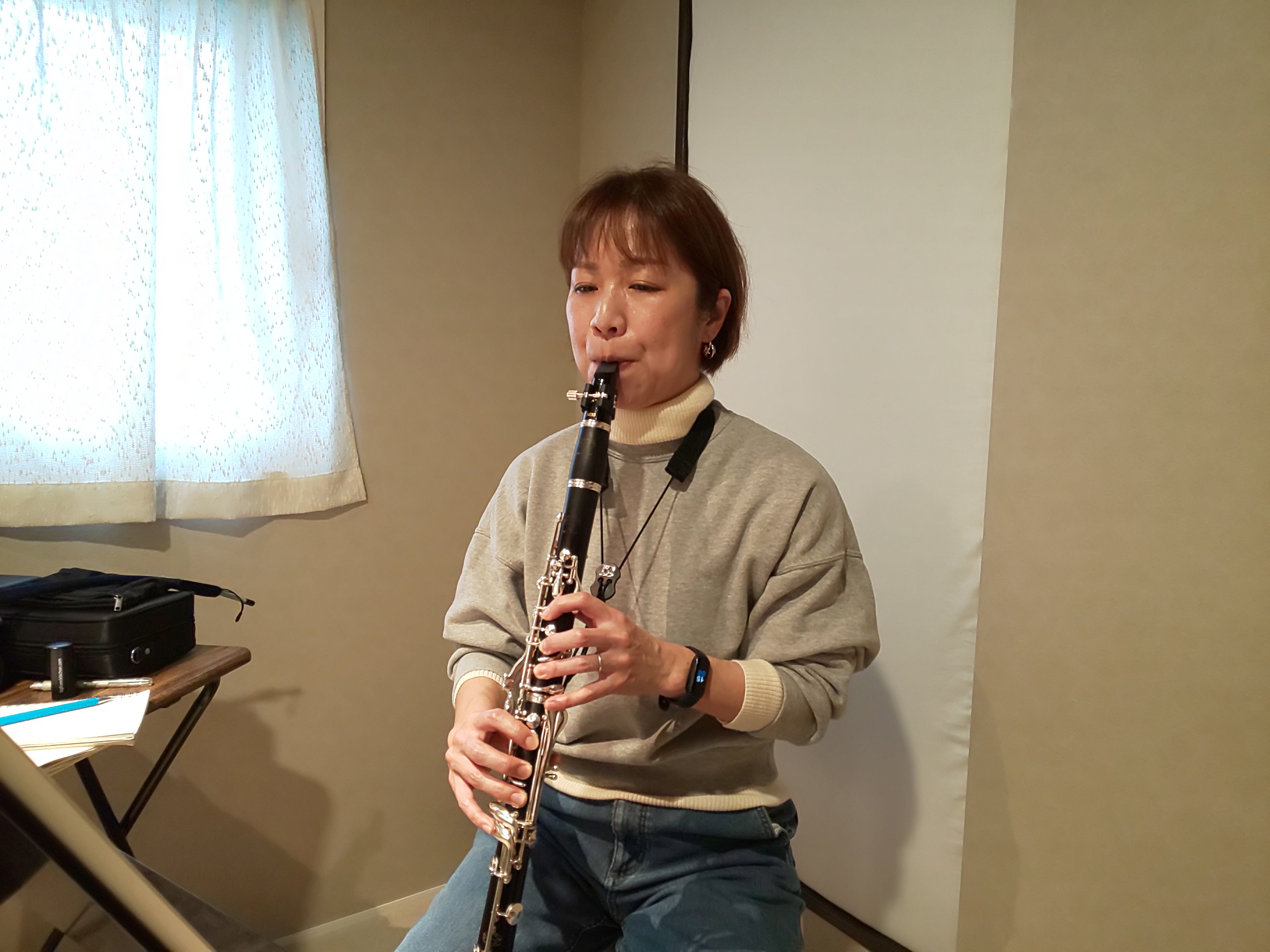 クラリネットを真剣に演奏する女性