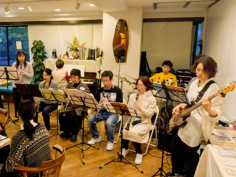 東京クラリネット教室の懇親会でクラリネットを演奏するバンドアンサンブルクラスの生徒達